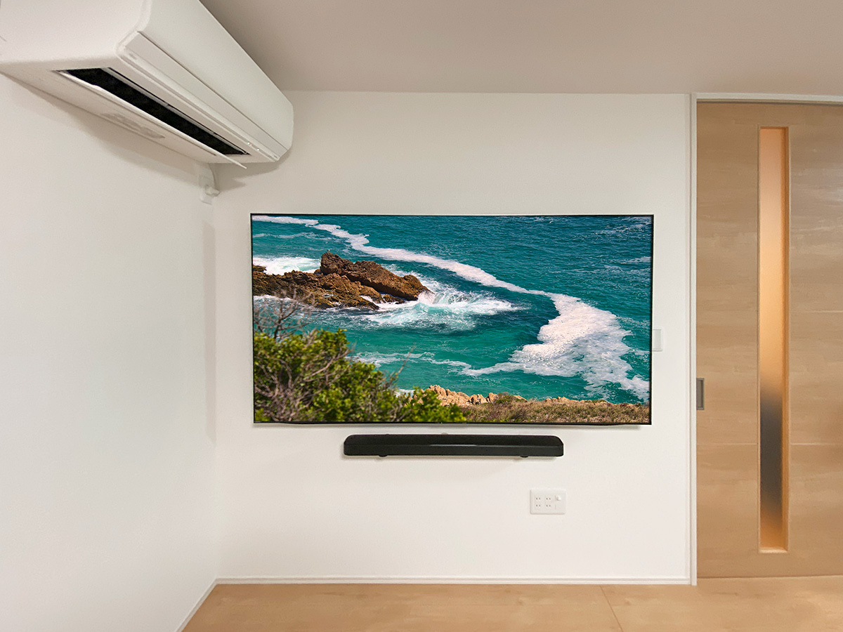 三重県四日市で壁内に下地補強を施してからシャープアクオス75型テレビ(4T-C75GP1)とサウンドバーを壁掛けしました。テレビ背面にゲーム機を設置しています。