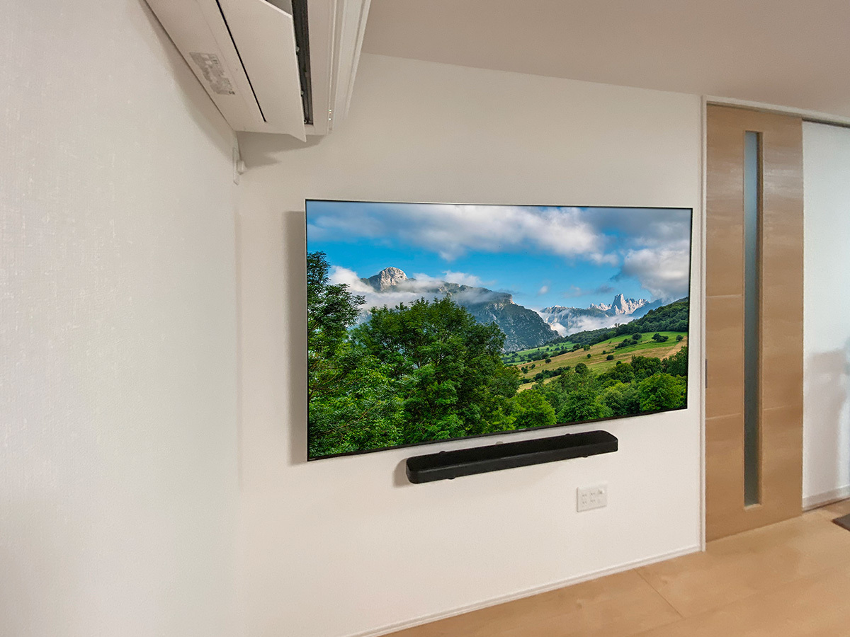 ご希望の壁面には下地補強が無いため弊社スタッフが壁内に2カ所、部分的に補強工事を行いました。壁紙などは元通りにしてその上から壁掛け金具を取り付けています。