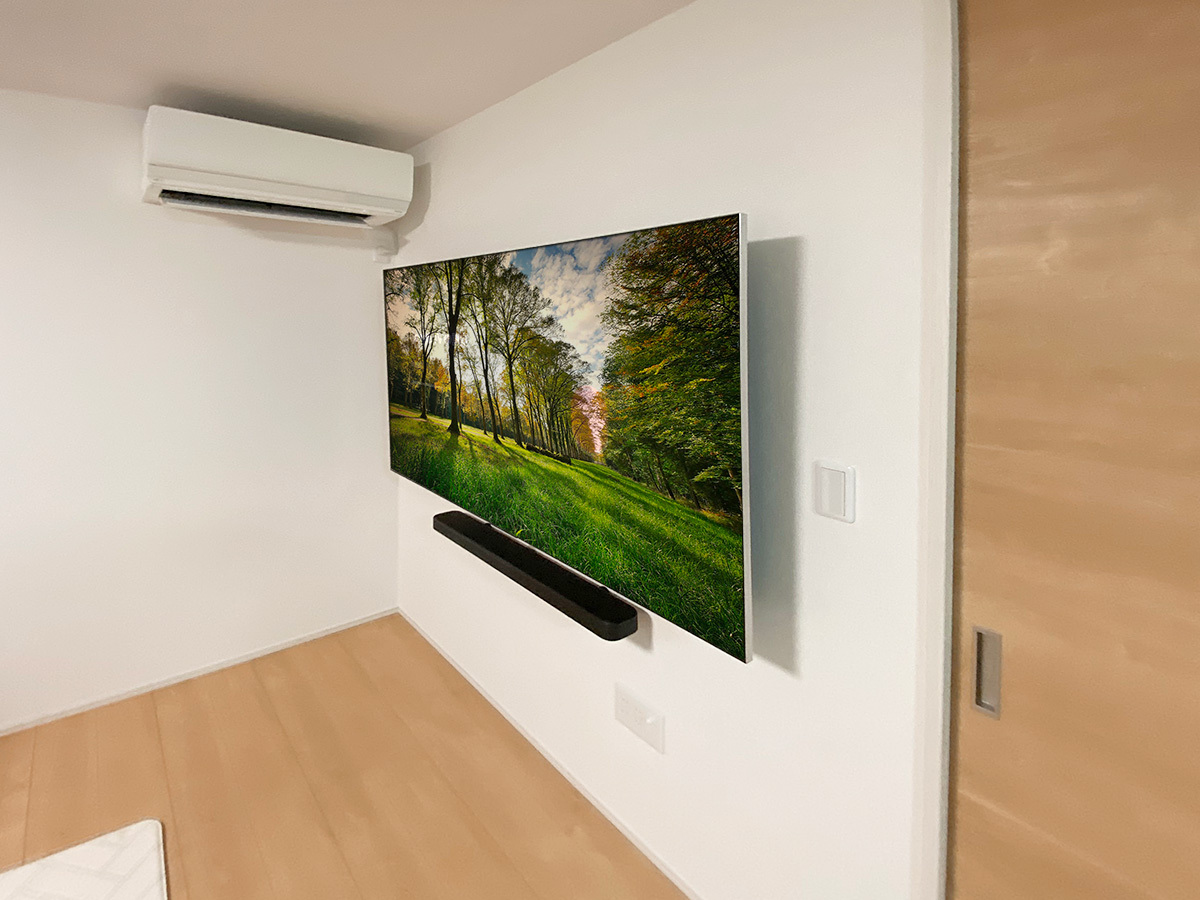 テレビで隠れる位置に専用のコンセントパネルもご用意しました。床上の既存コンセントから100ボルトの電源とアンテナ線を「壁内経由で」配線しています。