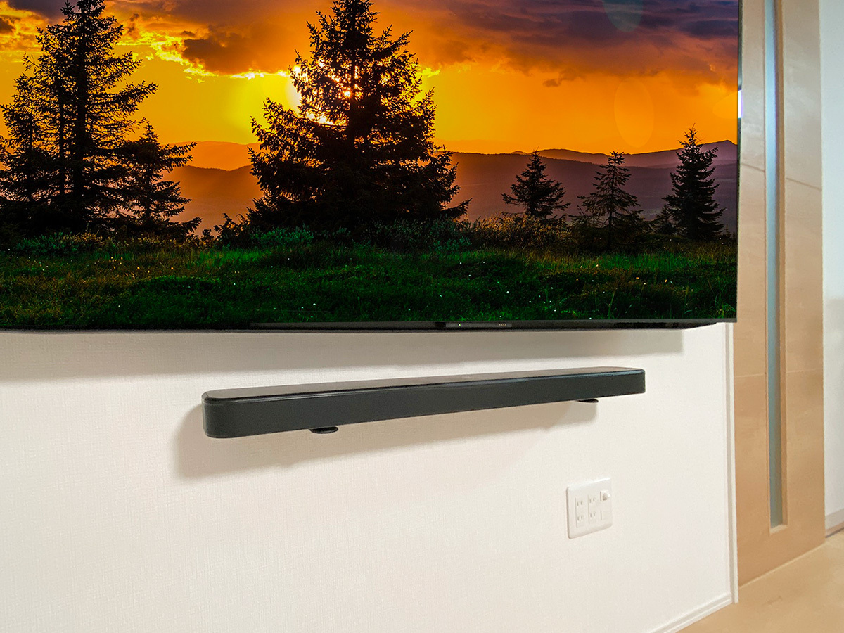 テレビ下に取り付けられたサウンドバー。こちらも壁掛け。ケーブル類は一旦壁内に入り込み、テレビ本体のHDMI端子に接続されています。