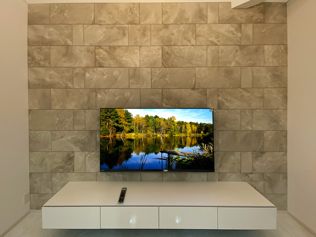 大阪府泉南郡でエコカラット(サンティ)は張られた壁面に65型東芝レグザ(65Z875R)を可動式金具で壁掛け