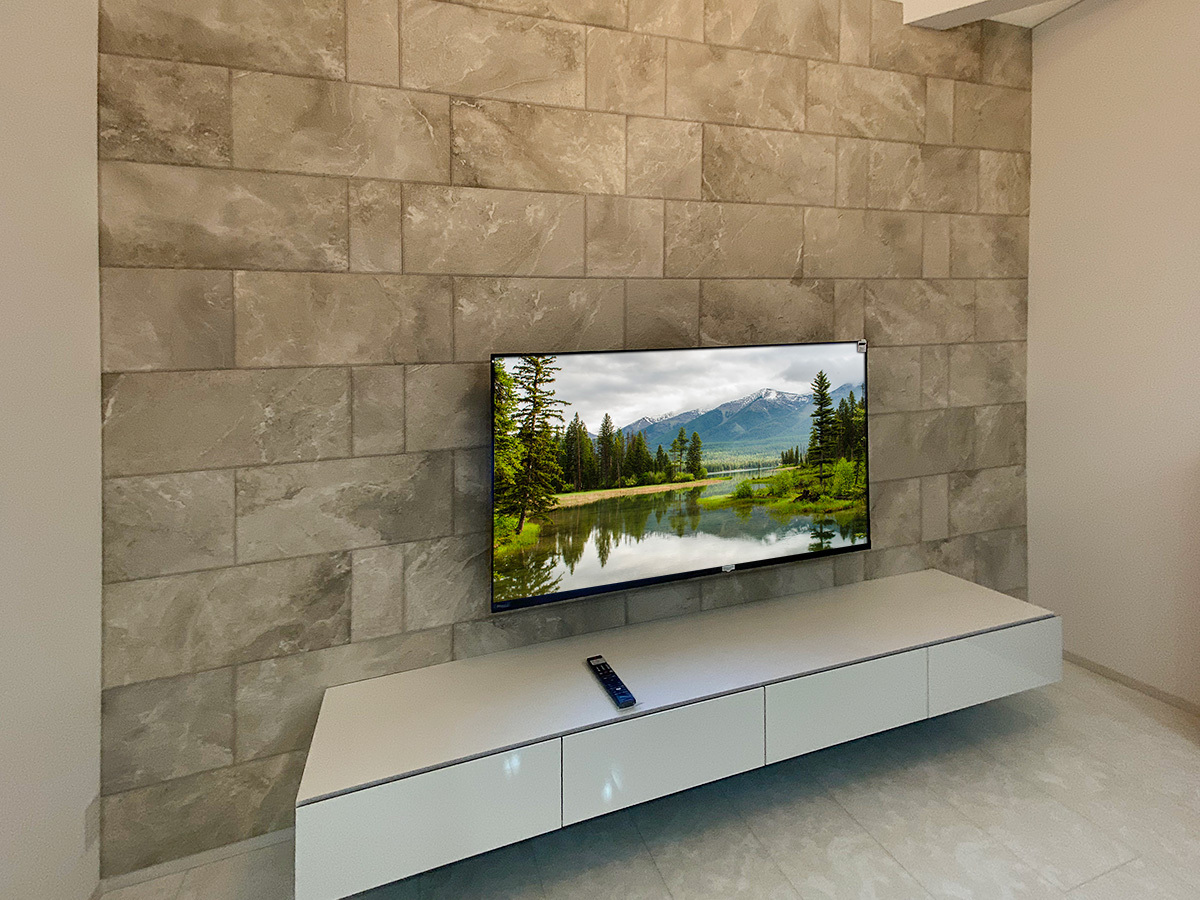 エコカラット、壁内下地補強、コンセント、フロートテレビボードまではハウスメーカー 一条工務店様によるものです。