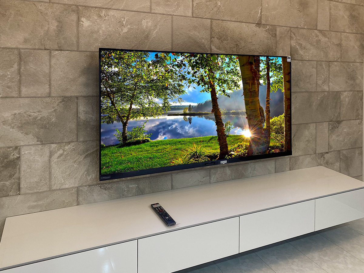 テレビは東芝レグザ 65Z875R。65型の液晶テレビ。壁掛け時の本体サイズは横幅1448mm、高さ856㎜、厚みは69mm（最大）です。