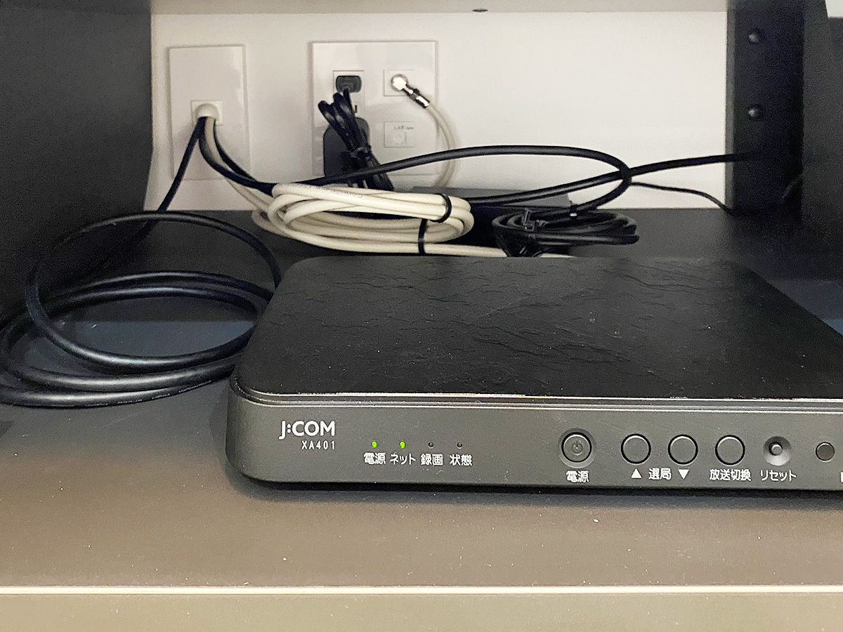 テレビから壁内を経由してきたアンテナケーブル・HDMIケーブル・USBケーブルはテレビボードまで導かれ、各種機器につながれています。