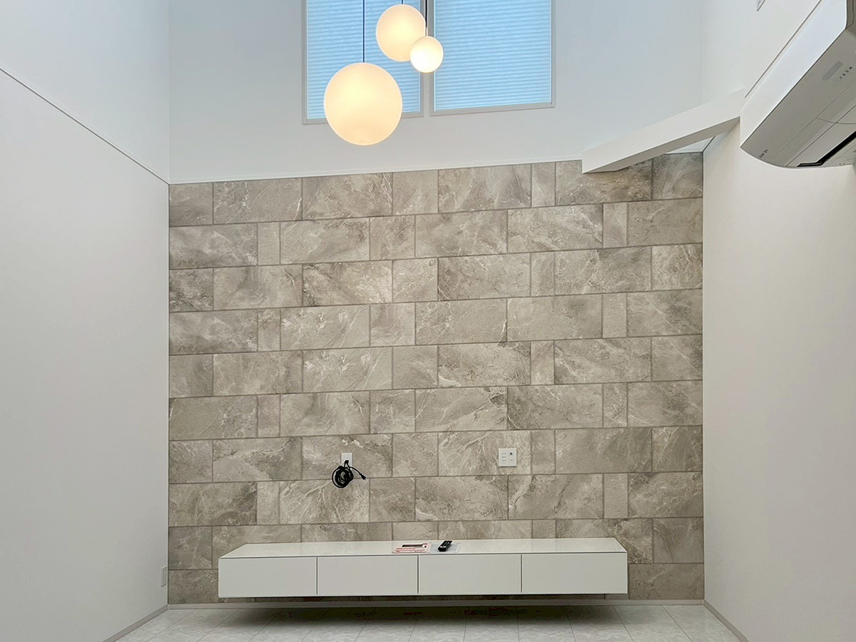 壁掛け工事前にお客様が送ってくださった壁面の写真。一条工務店さまによってコンセントからテレビボードまで準備済みの状態でした。