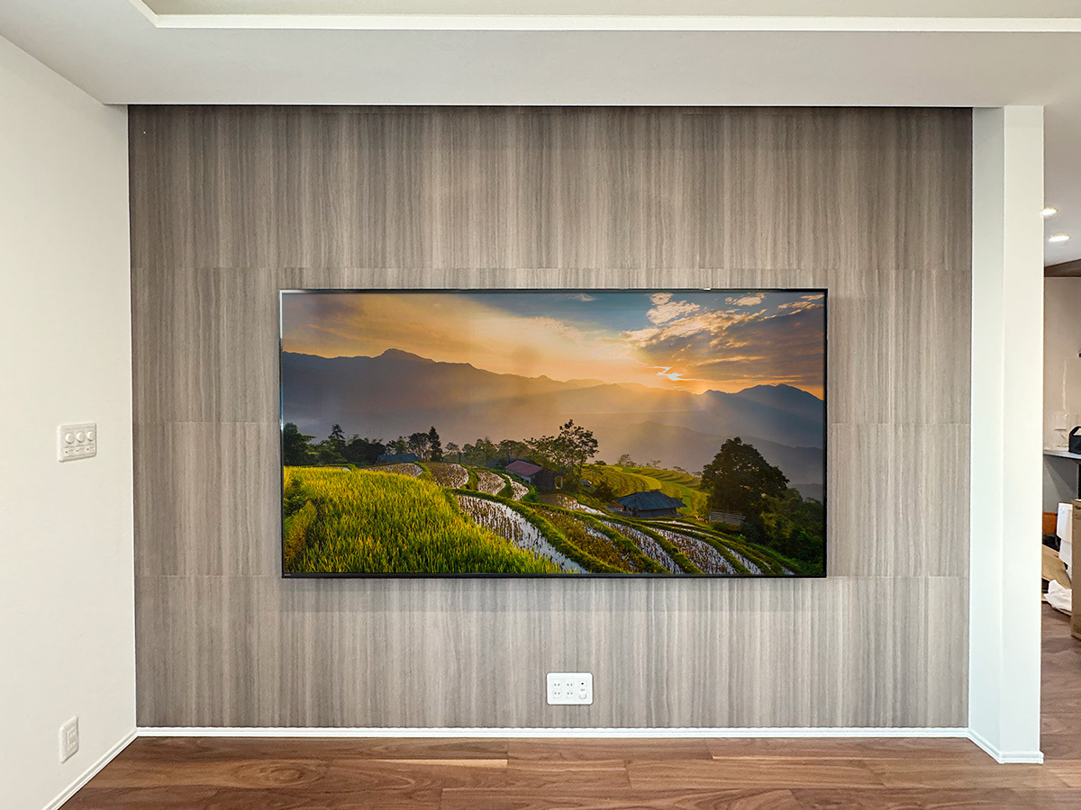 千葉県市川市でエコカラット壁に同時購入していただいたソニーブラビア85型テレビ(K-85XR50)を壁掛けしHDMコンセントを追加