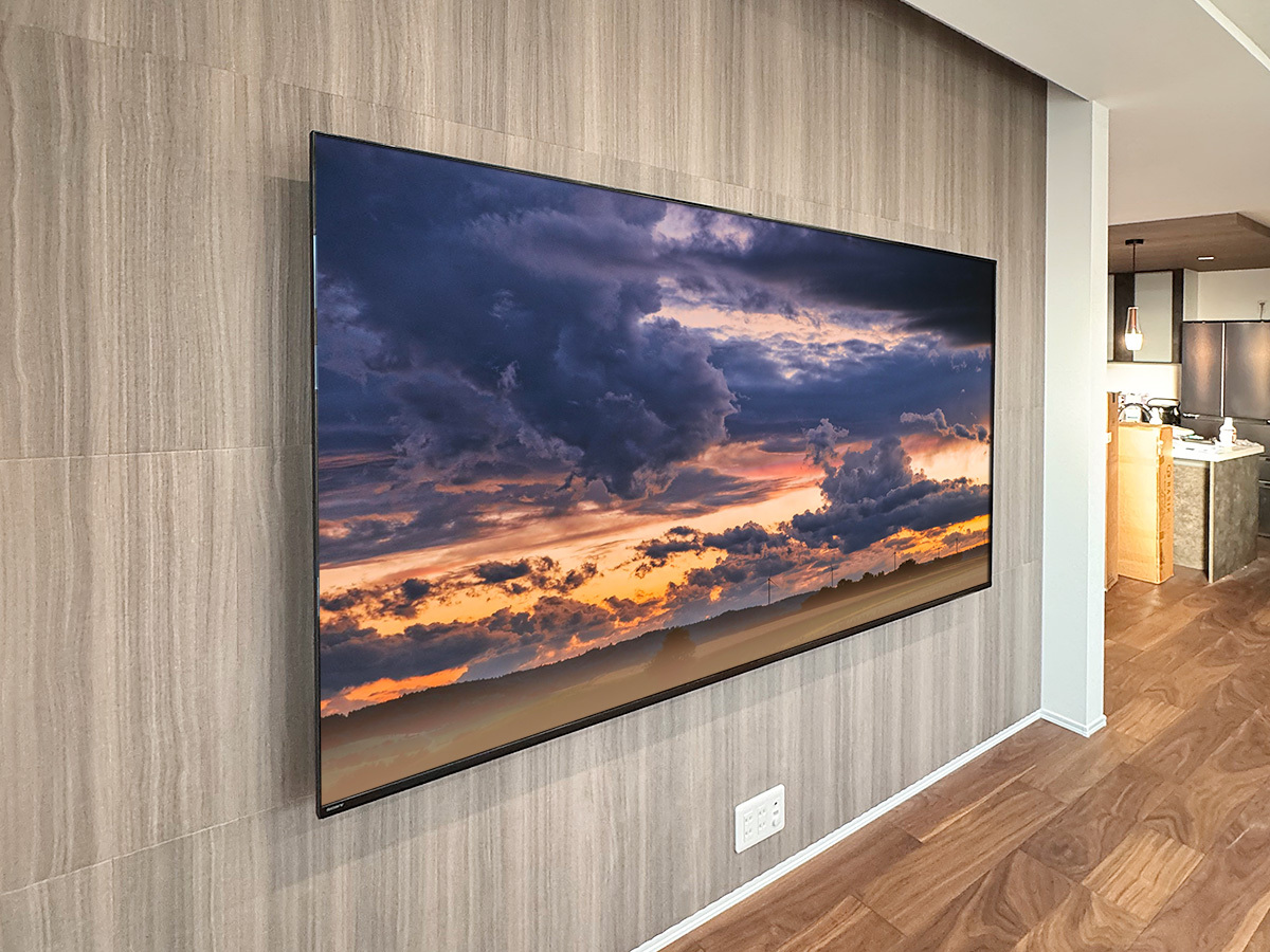 テレビは同時購入していただいたソニーブラビアK-85XR50。85型の大型液晶テレビ。壁掛け時のサイズは横幅1895mm、高さ1087mm、厚み最大60mm。重量は46.3kg。