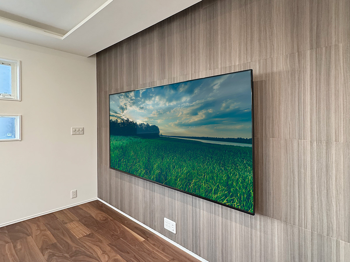 壁面はエコカラット スモークウッド。ハウスメーカー様が施工さえれており、ここに壁内補強とコンセント新設工事をおこないました。