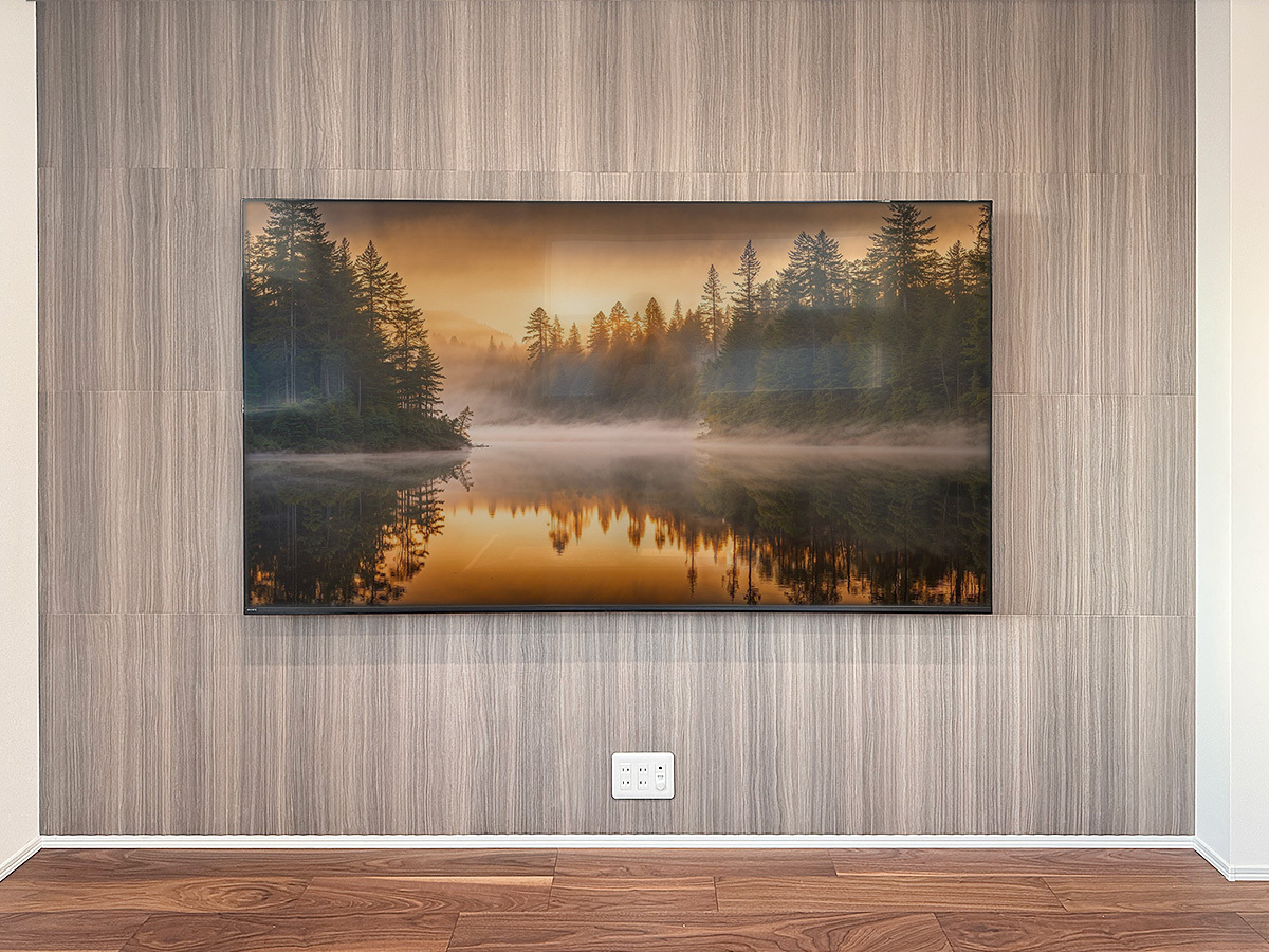 床上に見えるのは既存コンセント。いったん分解して壁掛けテレビとつながるHDMI端子を増設しています。