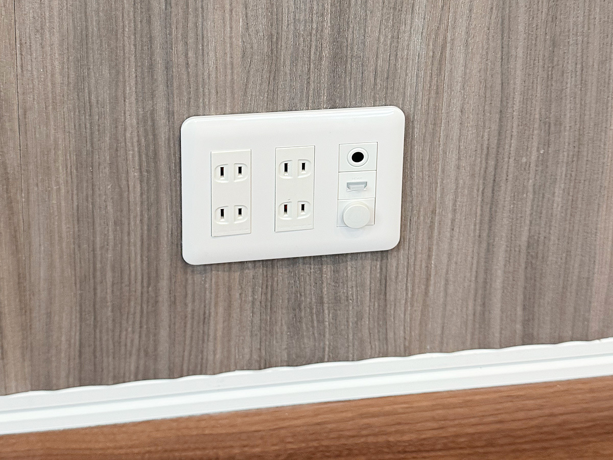 千葉県市川市でエコカラット壁に同時購入していただいたソニーブラビア85型テレビ(K-85XR50)を壁掛けしHDMコンセントを追加