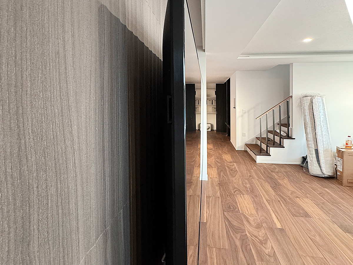 千葉県市川市でエコカラット壁に同時購入していただいたソニーブラビア85型テレビ(K-85XR50)を壁掛けしHDMコンセントを追加