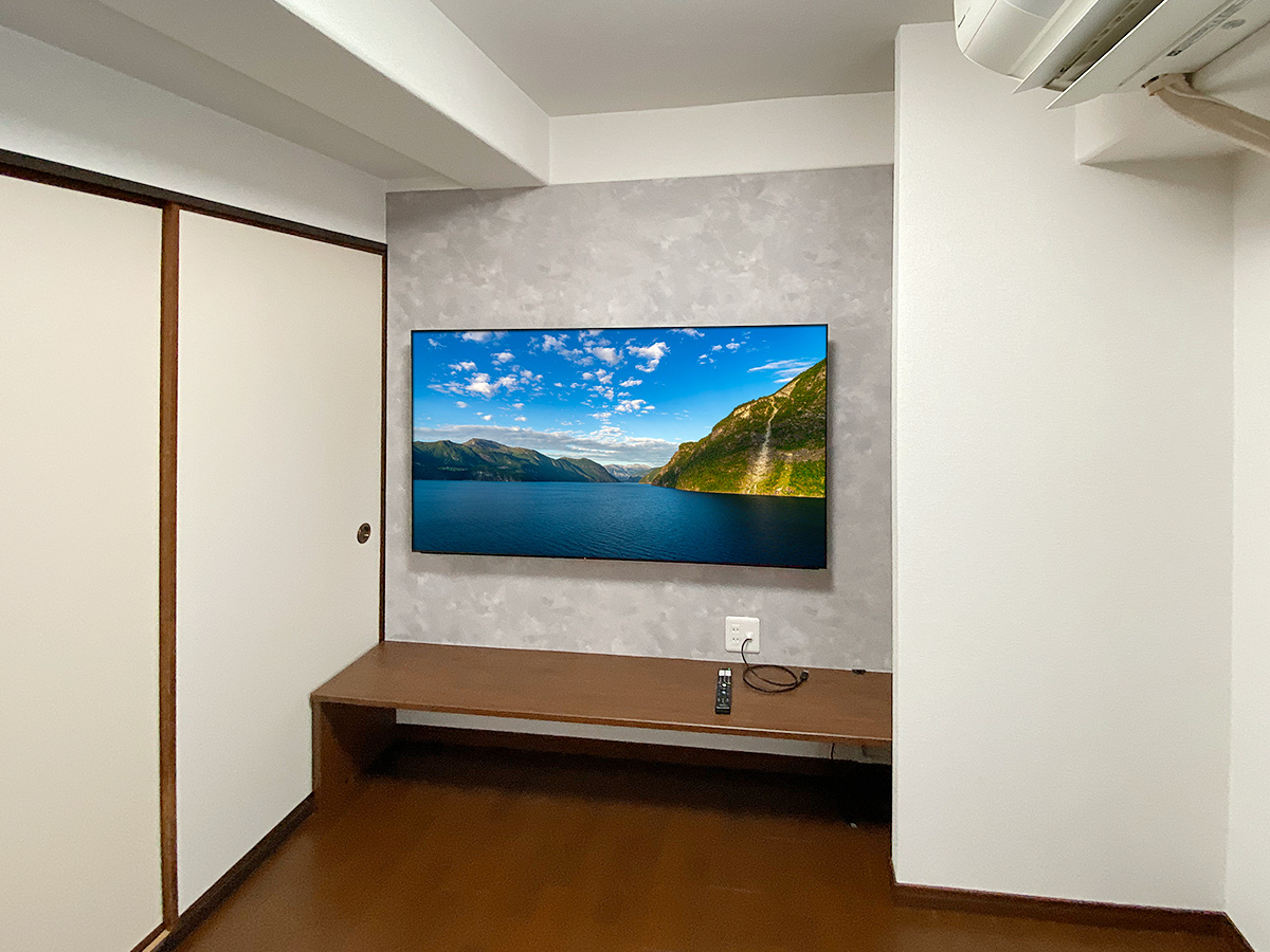 奈良市のマンションで壁一面にフェイクウォールPIXYを設置しました。外装はサンゲツのアクセントクロス仕上げ。横幅は2000mm、高さは1750mmになります。テレビは65インチ。