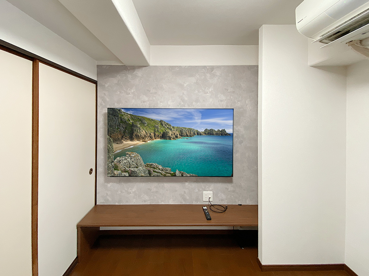 テレビで隠れる位置にコンセントを作り、棚上にもコンセントを新設。ケーブル類はPIXY内を経由させています。