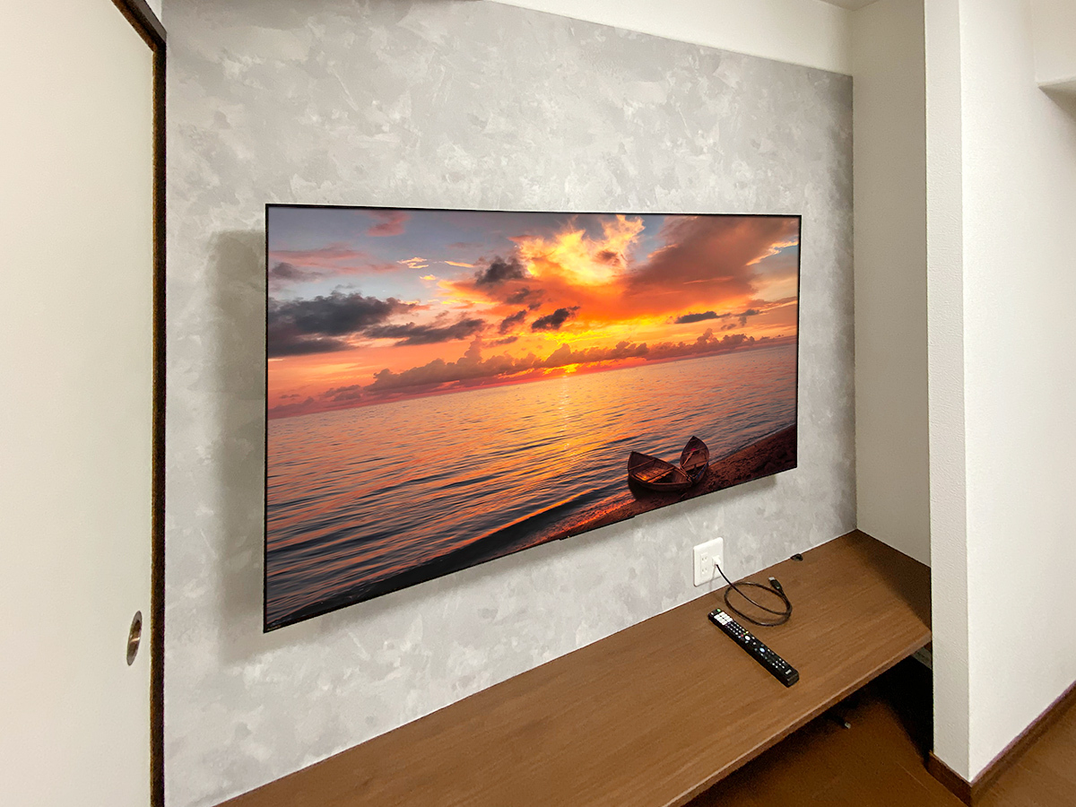 テレビはソニーブラビア「XRJ-65X95L」。65型の液晶テレビです。壁掛け時のサイズは横幅が1443mm、高さ835mm、厚みは最大62mm。重量は32.2kgです。