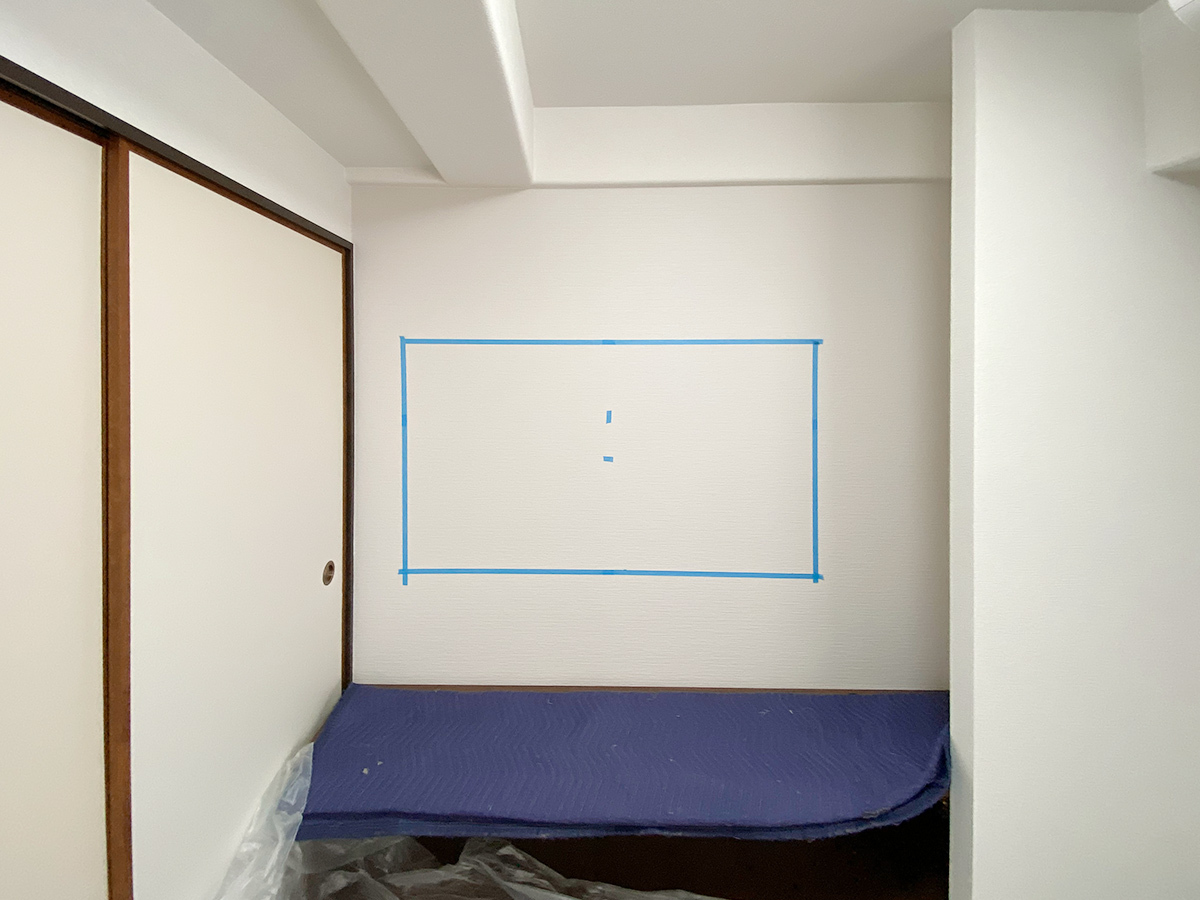 テレビの位置決め段階の様子。ここから壁全面にPIXYを設置していきます。壁紙が違う点、コンセントパネルがまだ無い点などにご注目ください。