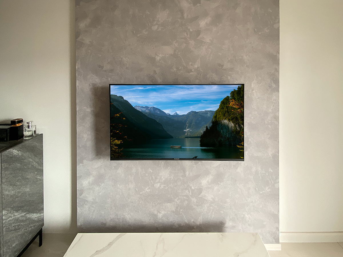 京都市のマンションでフェイクウォールPIXYを設置し、MAXZEN(マクスゼン)の43インチテレビを壁掛けしました。外装はサンゲツのアクセントクロス仕上げ。