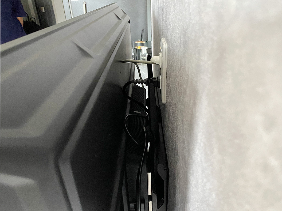 テレビの背面。テレビで隠れる位置に専用コンセントを作り、アンテナ線の通り道と電源コンセントを用意しました。