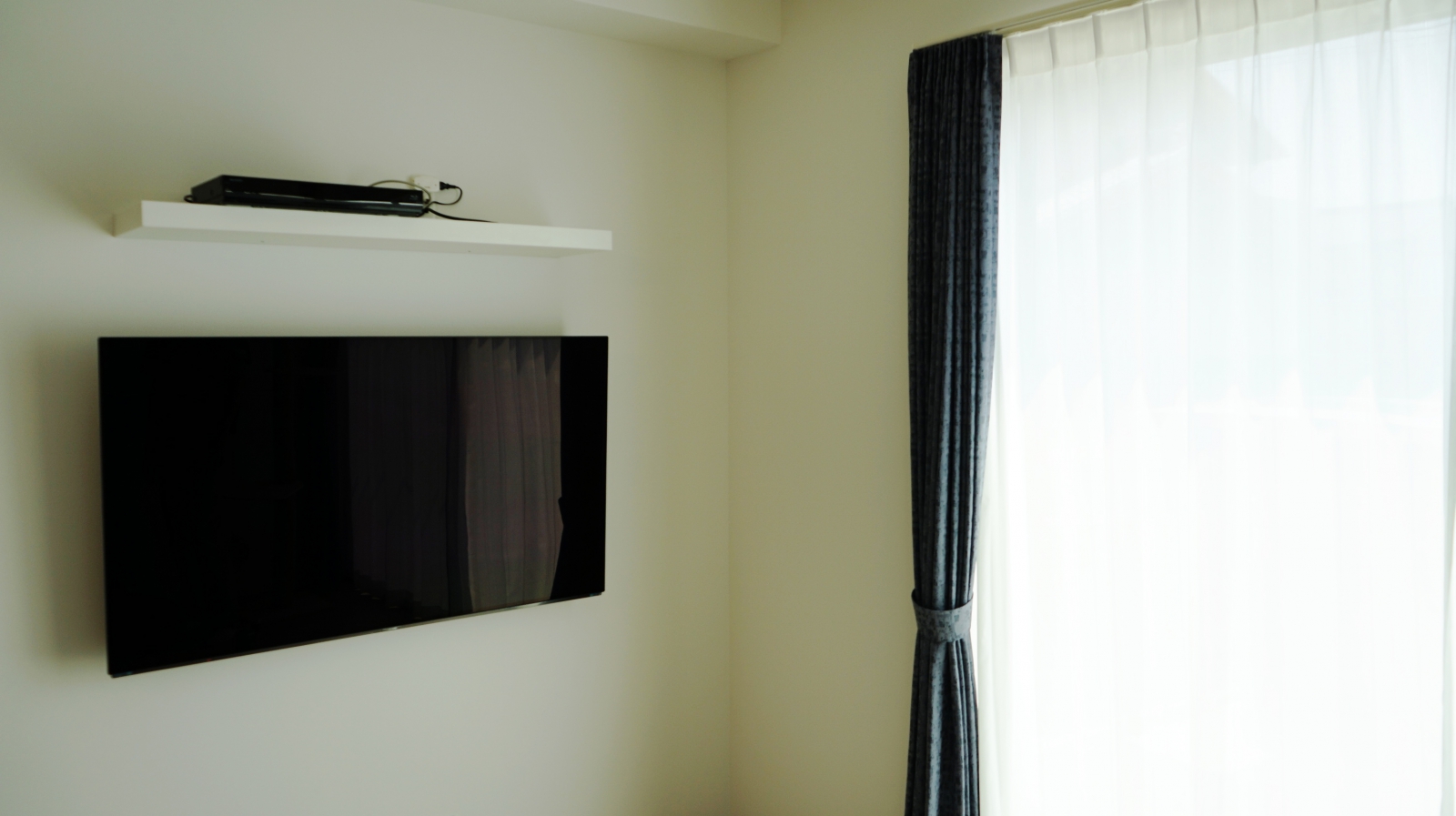 リビングでスッキリさと稼働するテレビを強く意識されてPanasonic・VIERAの55インチ有機ELテレビ「TH-55FZ950」を壁掛け リビングでスッキリさと稼働するテレビを強く意識されてPanasonic・VIERAの55インチ有機ELテレビ「TH-55FZ950」を壁掛け