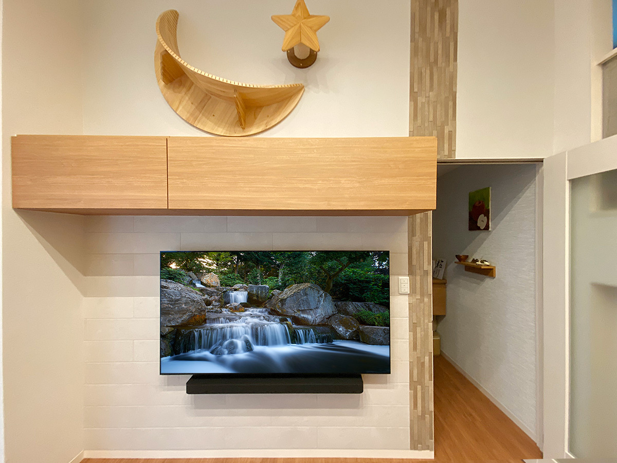 テレビはソニーブラビア「K-65XR90」65インチ液晶テレビ。壁掛け時のサイズは横幅1443mm、高さ835mm、厚み最大48mm。本体重量は32.4kgです。