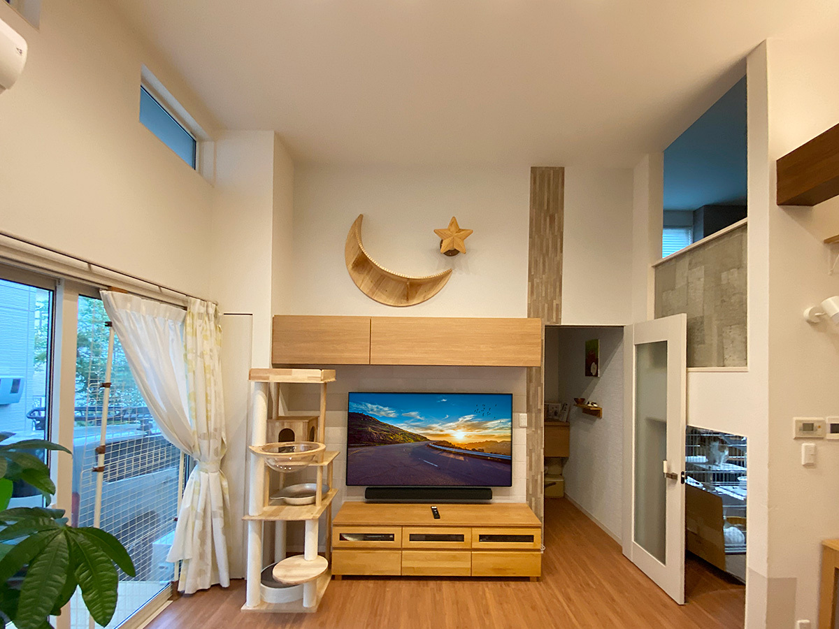 テレビ上の三日月と星はキャットウォーク。こちらも弊社にて壁掛け設置いたしました。安全面の観点からも、ペットを飼っているご家庭では壁掛けテレビは特に人気です。