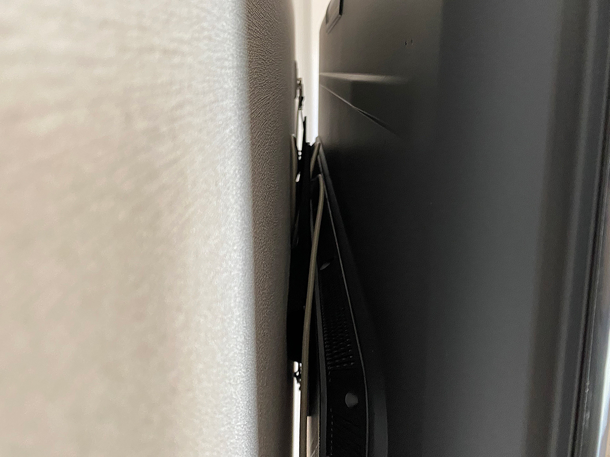 反対側から見たところ。壁掛け金具は薄さを重視した角度固定式タイプを採用しました。