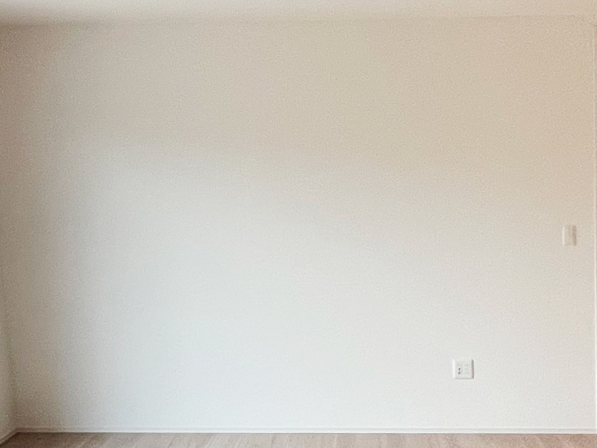 こちらはお問い合わせ時にお客様が送ってくださった壁の現状写真。壁掛けテレビ用のコンセントがまだ無い点にご注目ください。