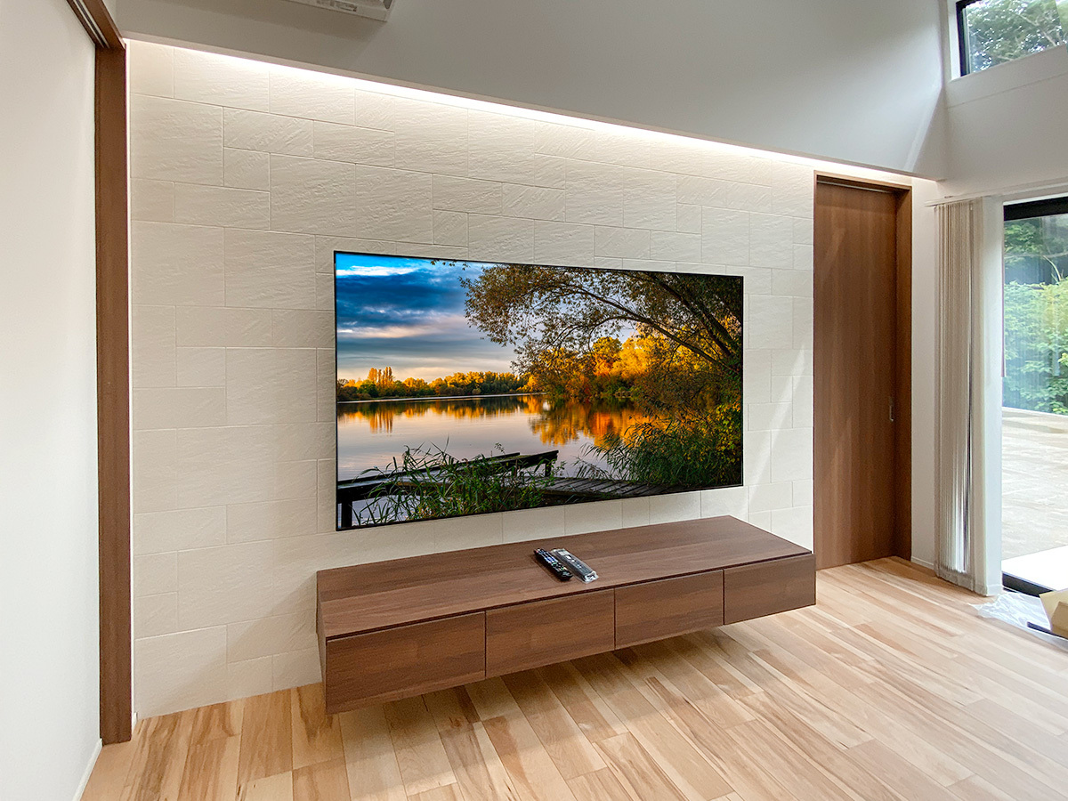 テレビの裏側と、テレビボード内にそれぞれコンセントがあり、壁内を経由してアンテナ線などがつながっています。