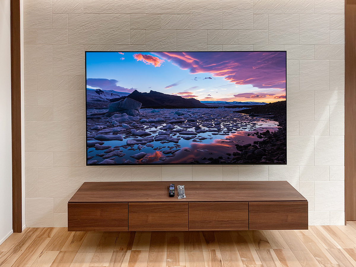 テレビはソニーブラビア「K-85XR50」。85インチの大型液晶テレビ。壁掛け時の本体サイズは横幅1895mm、高さ1087mm、厚みが最大で60mm。重量は46.3kg。