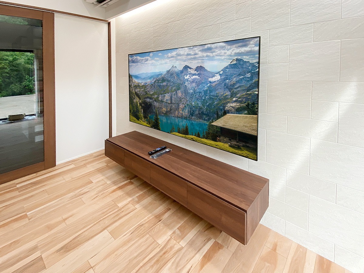 テレビボードはパモウナ製。壁掛けにするには下地補強が欠かせません。壁内に下地が無いご家庭の場合は、カトー電器が自社で壁内部に補強工事を施します。