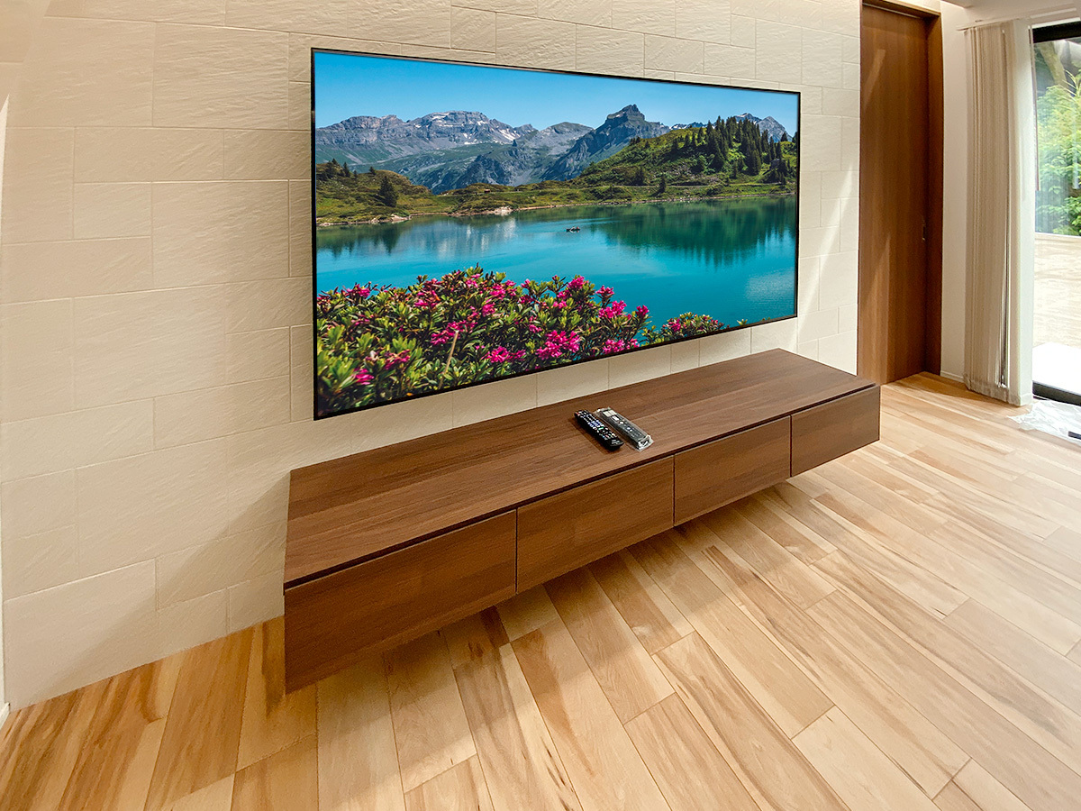 テレビボードを壁掛けにすると床上に隙間ができ、お掃除がとても楽になります。モップがけもサッと一拭きで完了です。