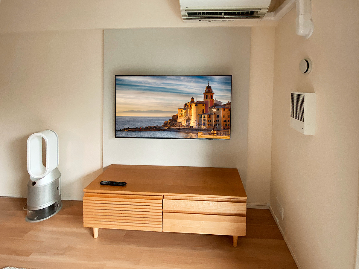 テレビはパナソニックの「55W95B」。テレビの本体サイズは横幅1226mm、高さ711mm、厚みは最大77mm。重量は13.5kgになります。