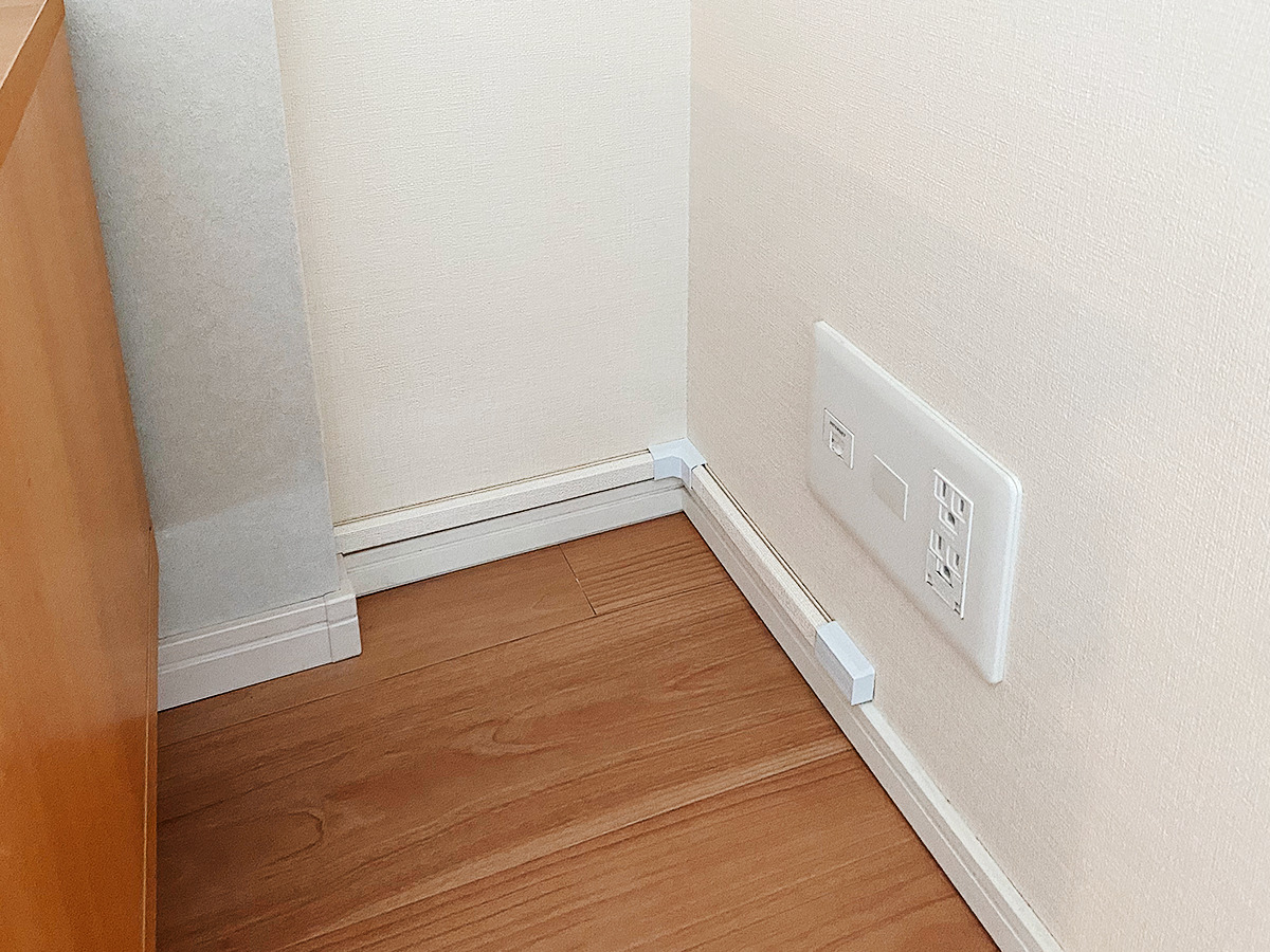 90度対角壁から100ボルト電源とアンテナ線とをL字状に延長。PIXY本体内へ取り込んでいます。ケーブルは目立たないように壁と同系色のカバーで覆いました。
