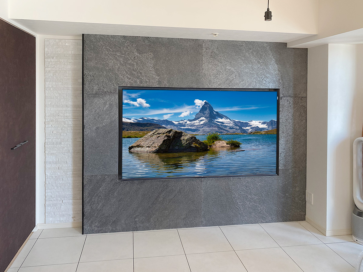 東京都でネコからテレビを守るため、テレビ埋め込みタイプのフェイクウォールPIXYを設置し、75型の大型テレビを可動式金具で壁掛け