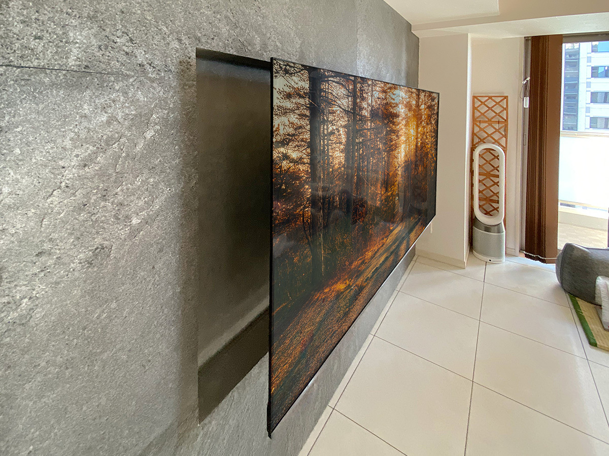 東京都でネコからテレビを守るため、テレビ埋め込みタイプのフェイクウォールPIXYを設置し、75型の大型テレビを可動式金具で壁掛け