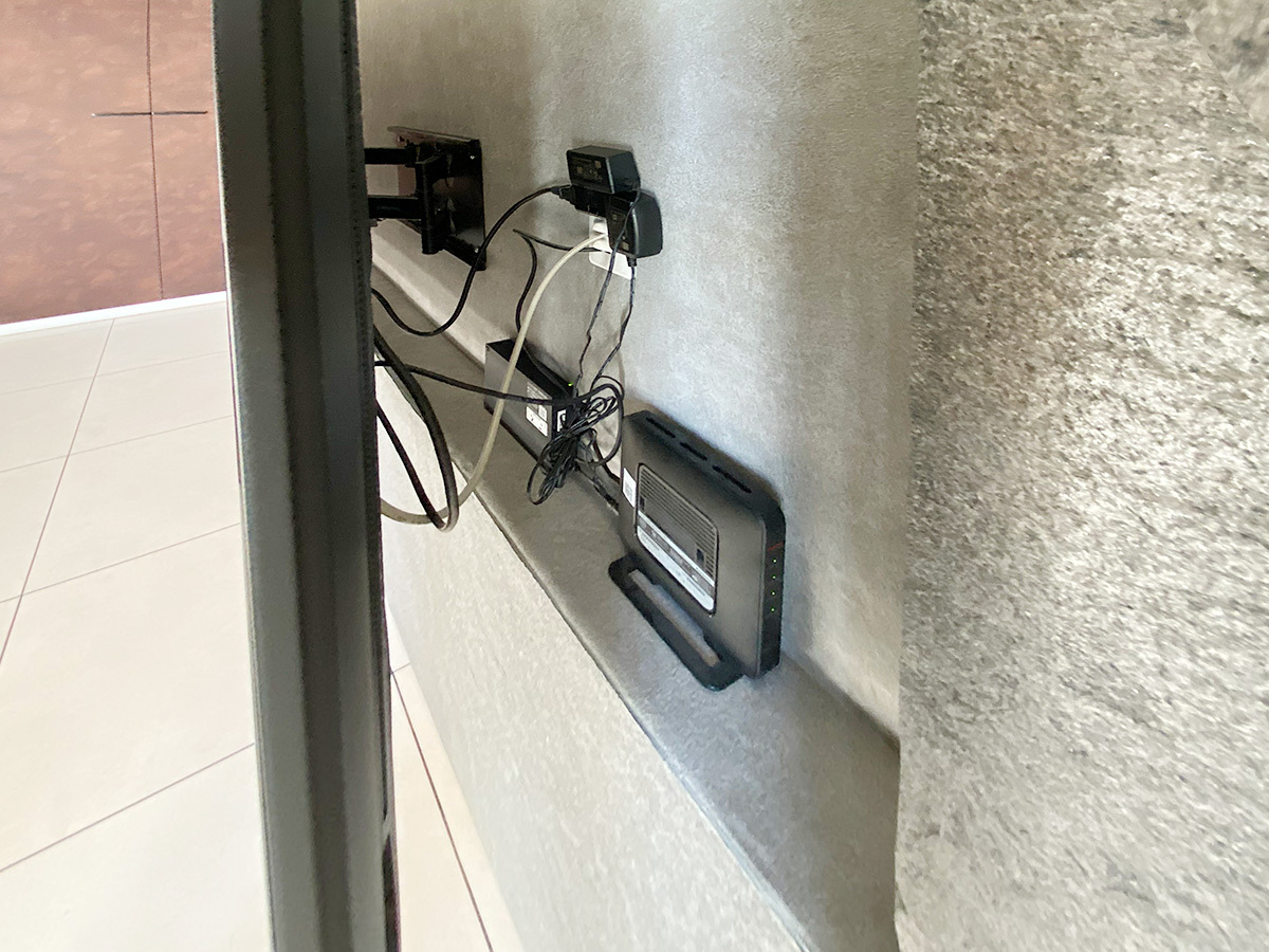 東京都でネコからテレビを守るため、テレビ埋め込みタイプのフェイクウォールPIXYを設置し、75型の大型テレビを可動式金具で壁掛け