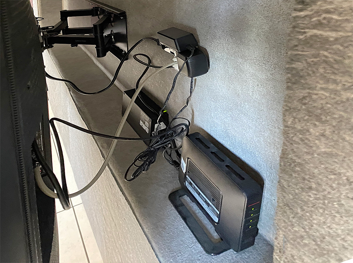 東京都でネコからテレビを守るため、テレビ埋め込みタイプのフェイクウォールPIXYを設置し、75型の大型テレビを可動式金具で壁掛け