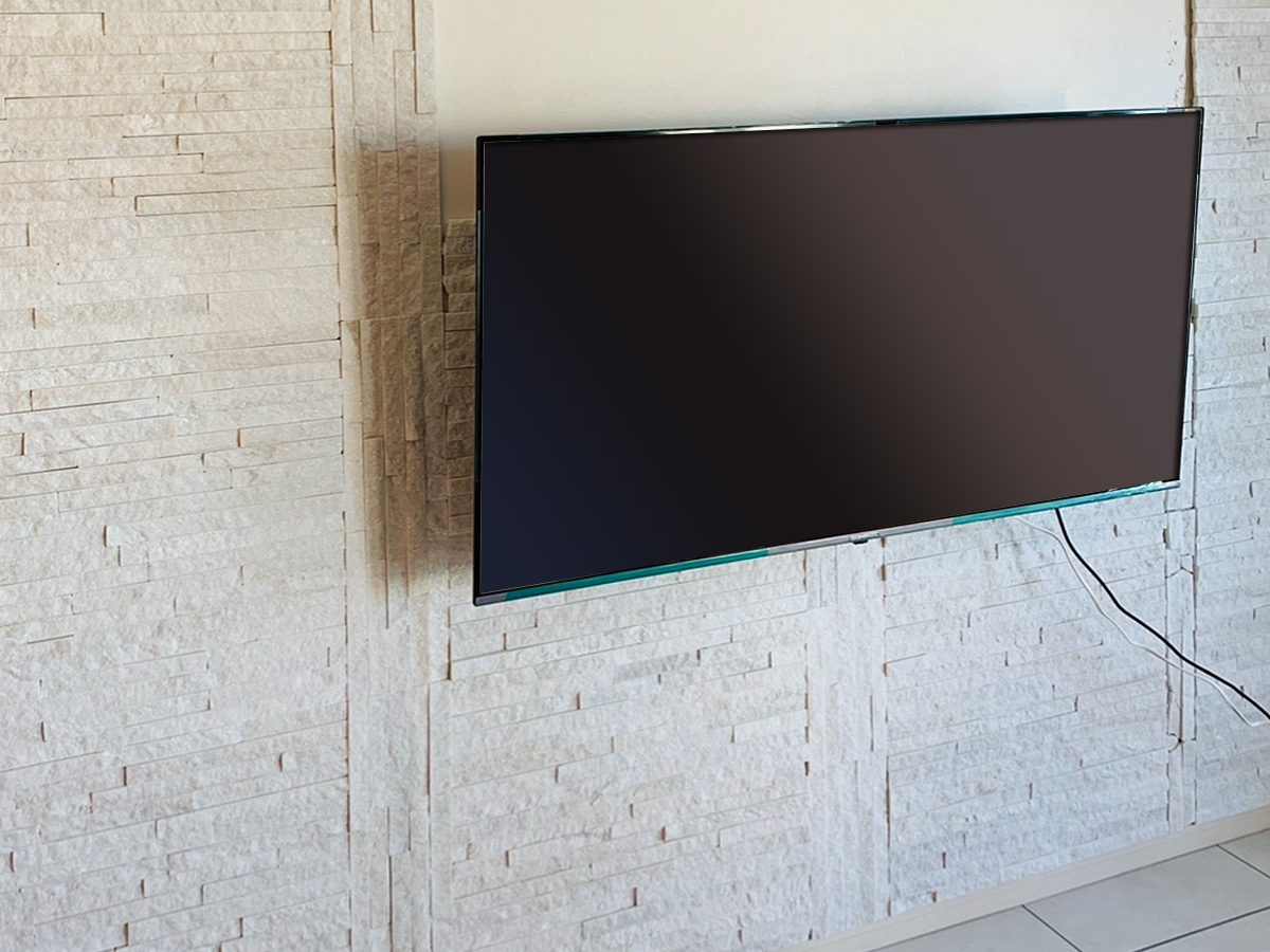 東京都でネコからテレビを守るため、テレビ埋め込みタイプのフェイクウォールPIXYを設置し、75型の大型テレビを可動式金具で壁掛け