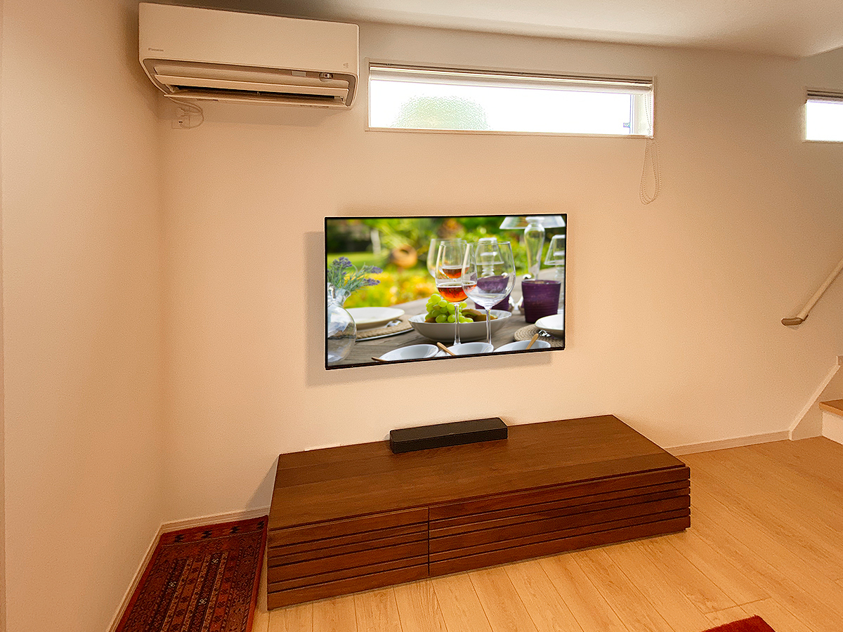 テレビはパナソニックのTH-55HZ1000。55インチの有機ELテレビです。壁掛け時の本体サイズは横幅1228mm、高さ712mm、本体の厚みが58mm。重量は21kgあります。 テレビはパナソニックのTH-55HZ1000。55インチの有機ELテレビです。壁掛け時の本体サイズは横幅1228mm、高さ712mm、本体の厚みが58mm。重量は21kgあります。