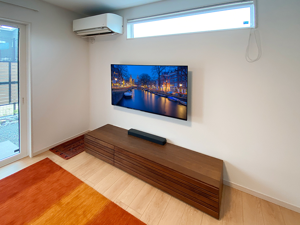 壁内部に補強および配線ルートを構築。テレビで隠れる位置にコンセントを作ったためコード類が一切見えない点が特徴です。 壁内部に補強および配線ルートを構築。テレビで隠れる位置にコンセントを作ったためコード類が一切見えない点が特徴です。