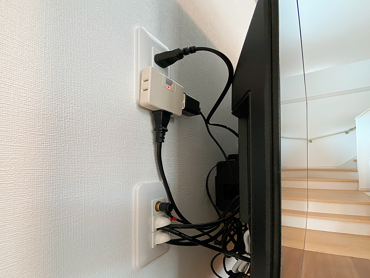 テレビで隠れる位置に新設された2つのコンセント。テレビのみならず、ルーターや光回線用の機器類の電源も供給しています。 テレビで隠れる位置に新設された2つのコンセント。テレビのみならず、ルーターや光回線用の機器類の電源も供給しています。