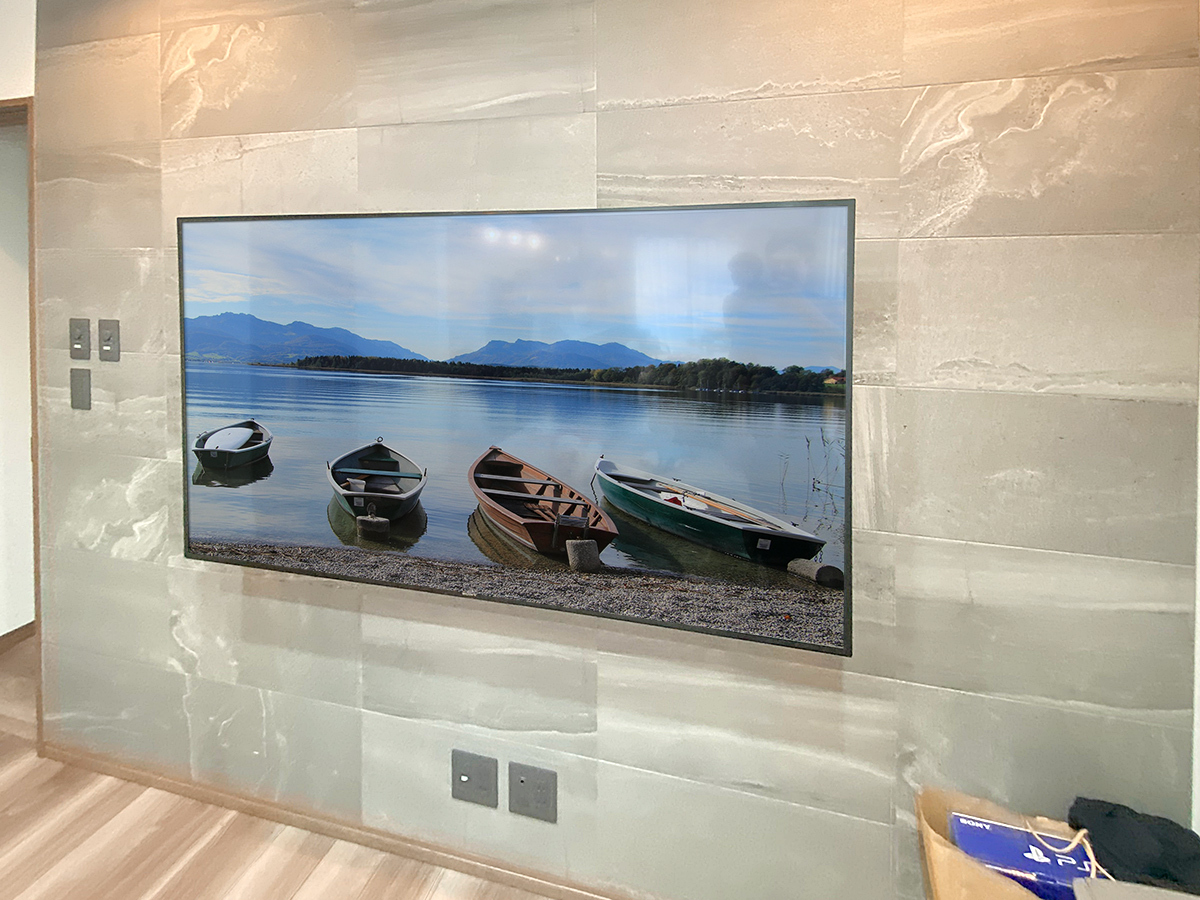 テレビはソニーブラビア「KJ-65X8000H」壁掛け時の本体サイズは横幅が1462mm、高さが841mm、厚みは71mmです。