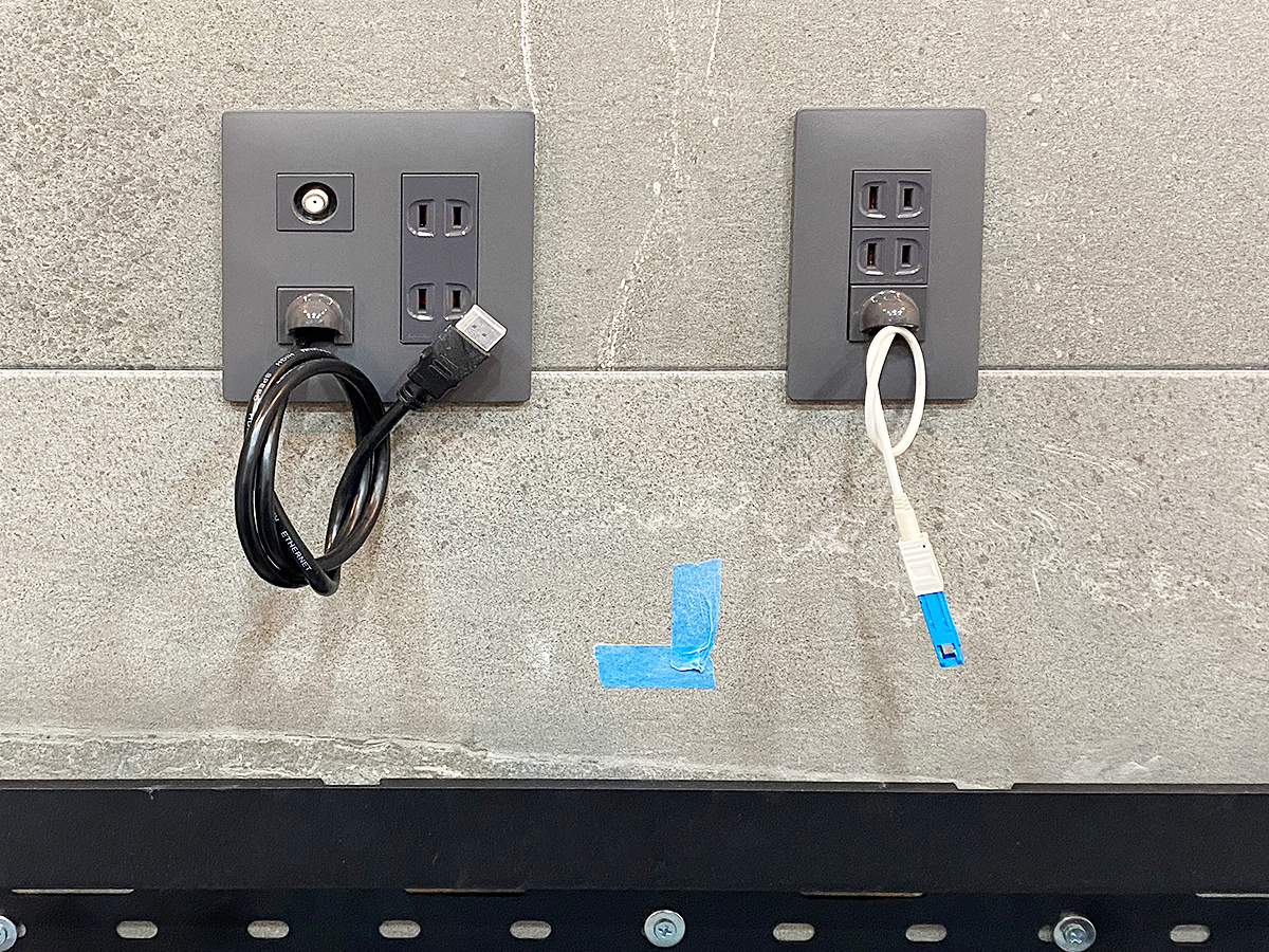 エコカラットの壁内部に補強で強度を持たせ、専用のコンセントパネルを2か所設置。下に映っているのがテレビ壁掛け金具です。