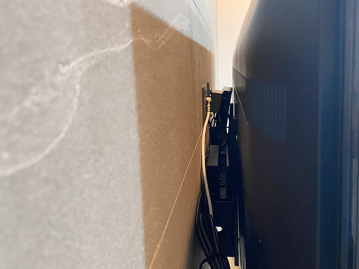 出入り口のほうから覗き込んだところ。テレビとエコカラットの接合面が目に入りやすいので、こちらはシンプルな外観になるように配慮しました。