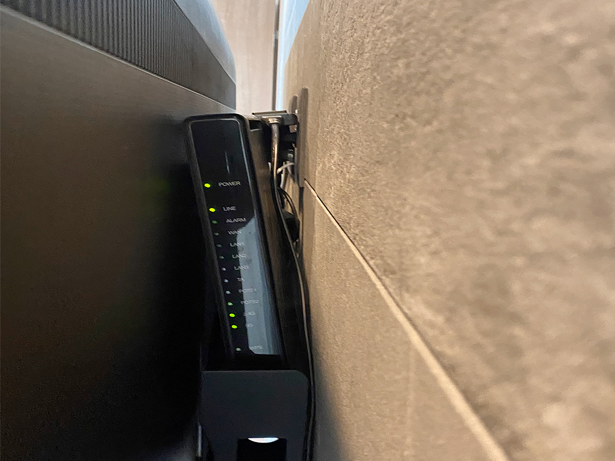反対側から覗き込んだところ。テレビとエコカラットの空きスペースにWi-Fiルーターやゲーム機などを設置・収納。