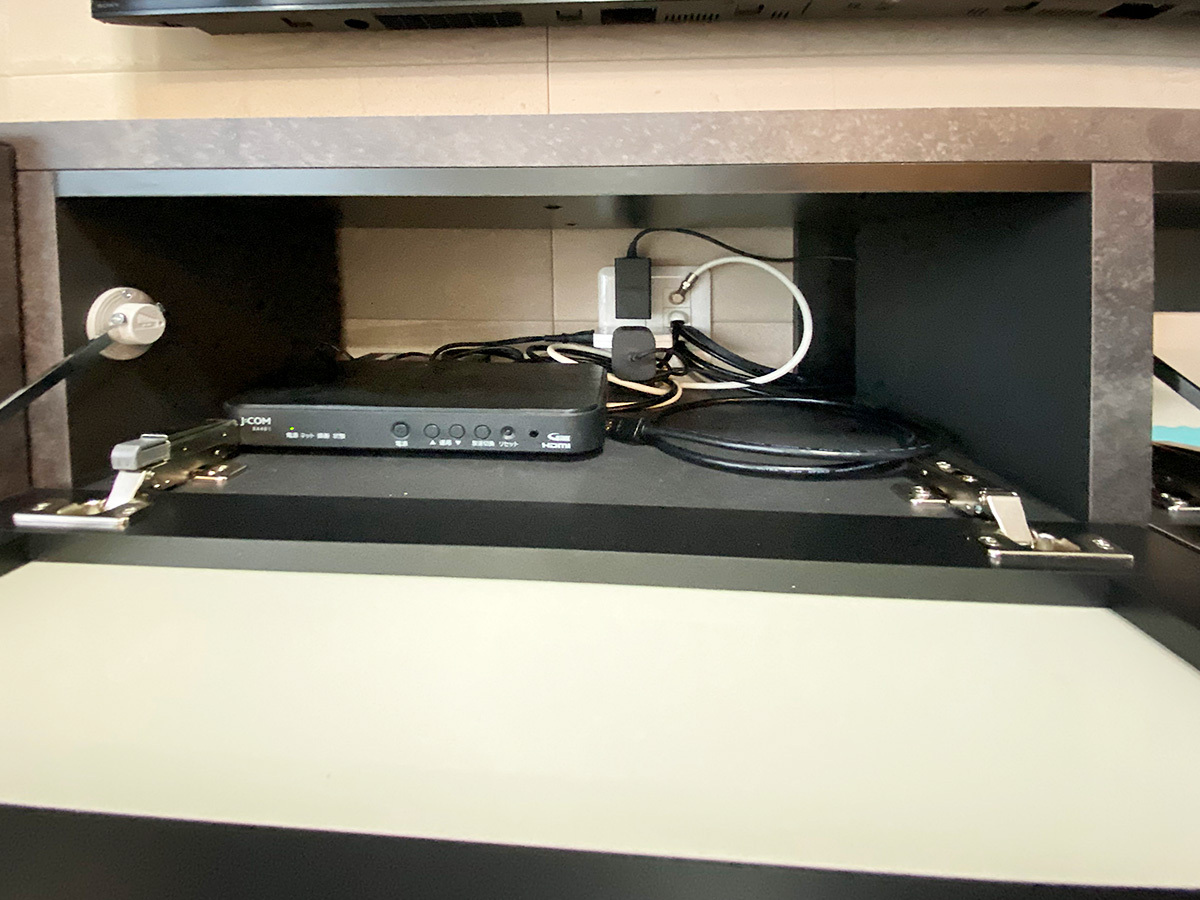 パモウナ内部のコンセントはPIXY内を経由して壁掛けテレビとつながっています。テレビボードの位置に合わせて最適な位置にコンセントを作れるのがカトー電器商会の強みです。
