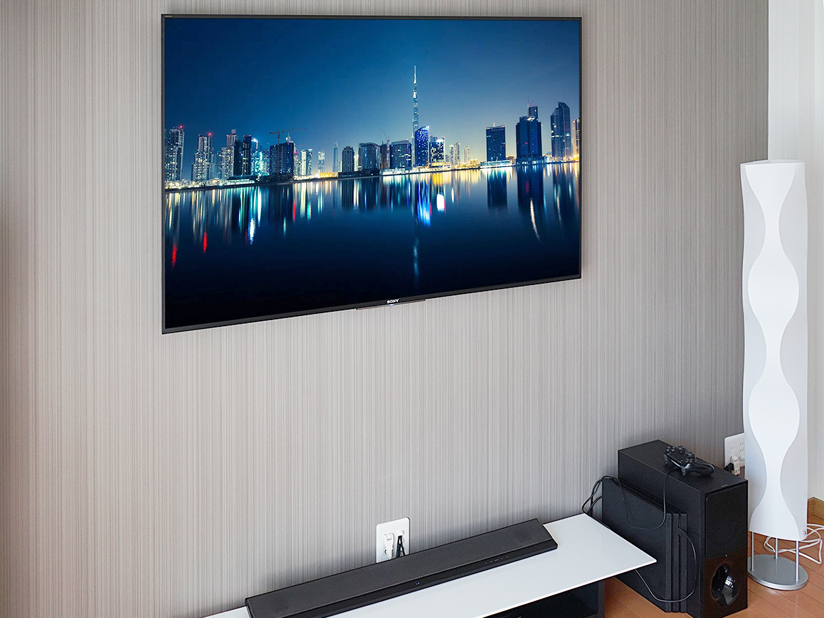静岡県浜松市でソニー65インチ液晶テレビ(KJ-65X8500D)を壁寄せスタンドから壁掛けへ付け替え