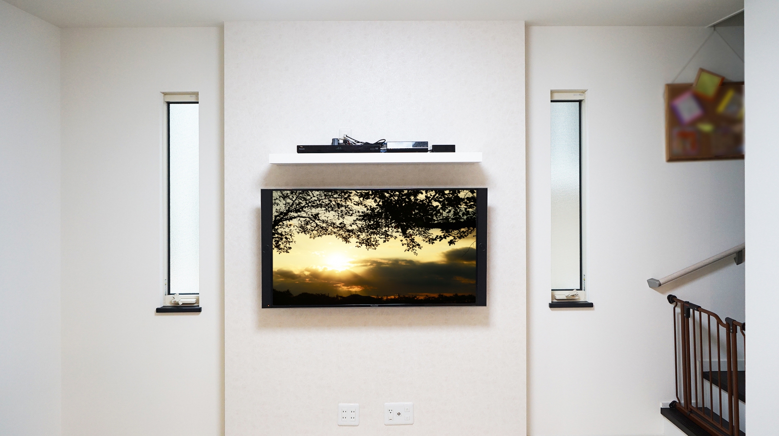 デザイン性の高いふかし壁にpanasonic Viera Th 49ex850 とシェルフの壁掛け施工 壁掛けテレビギャラリー