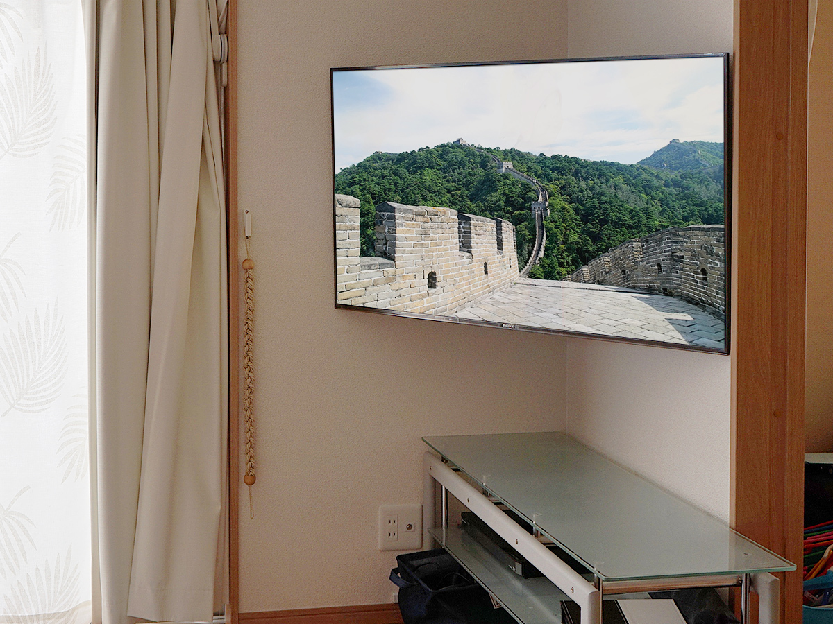 奈良県大和郡山市で石膏ボード壁にソニーの49インチ液晶テレビ(KJ-49X9500G)を可動式金具で壁掛け