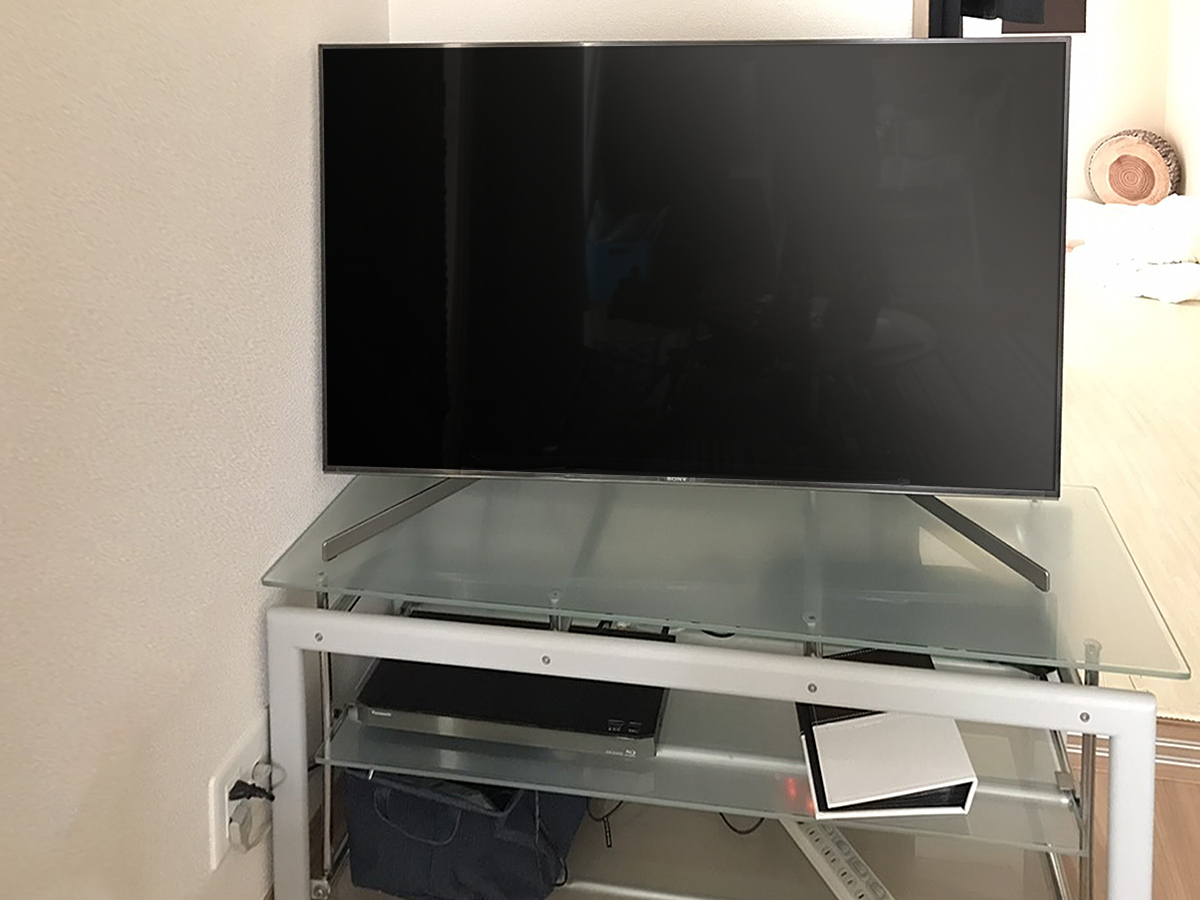 奈良県大和郡山市で石膏ボード壁にソニーの49インチ液晶テレビ(KJ-49X9500G)を可動式金具で壁掛け