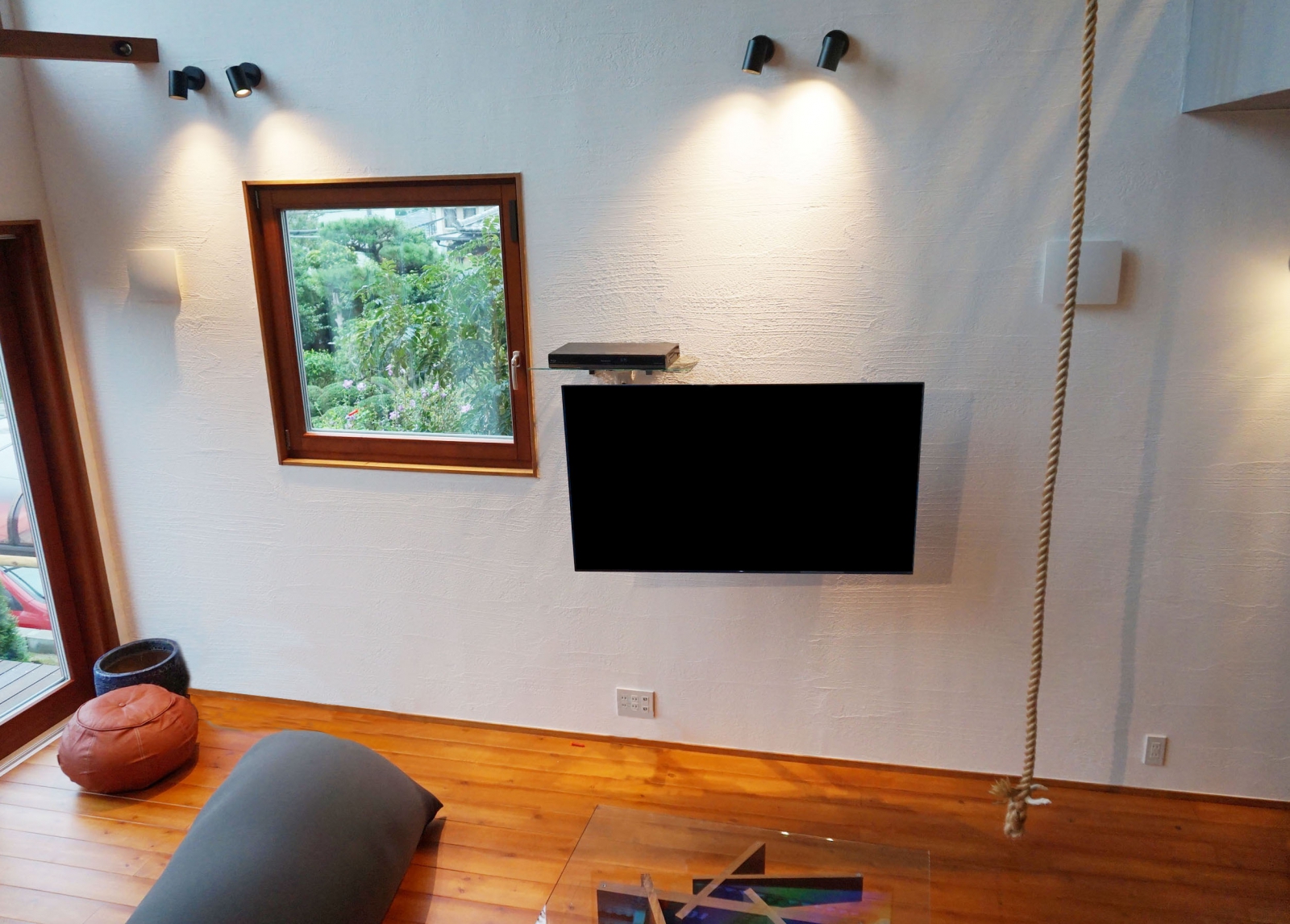 木と漆喰壁の雰囲気が独創的な空間へテレビの壁掛け